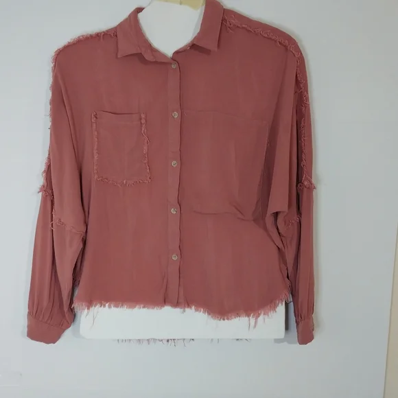 AEMI+CO Elegant Frayed Hem Button-Up Shirt - Dusty Pink Esposedseam Raw - Picture 2 of 11